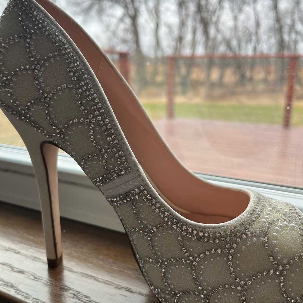 Glittering high heels, perfect for a wedding 💎💍